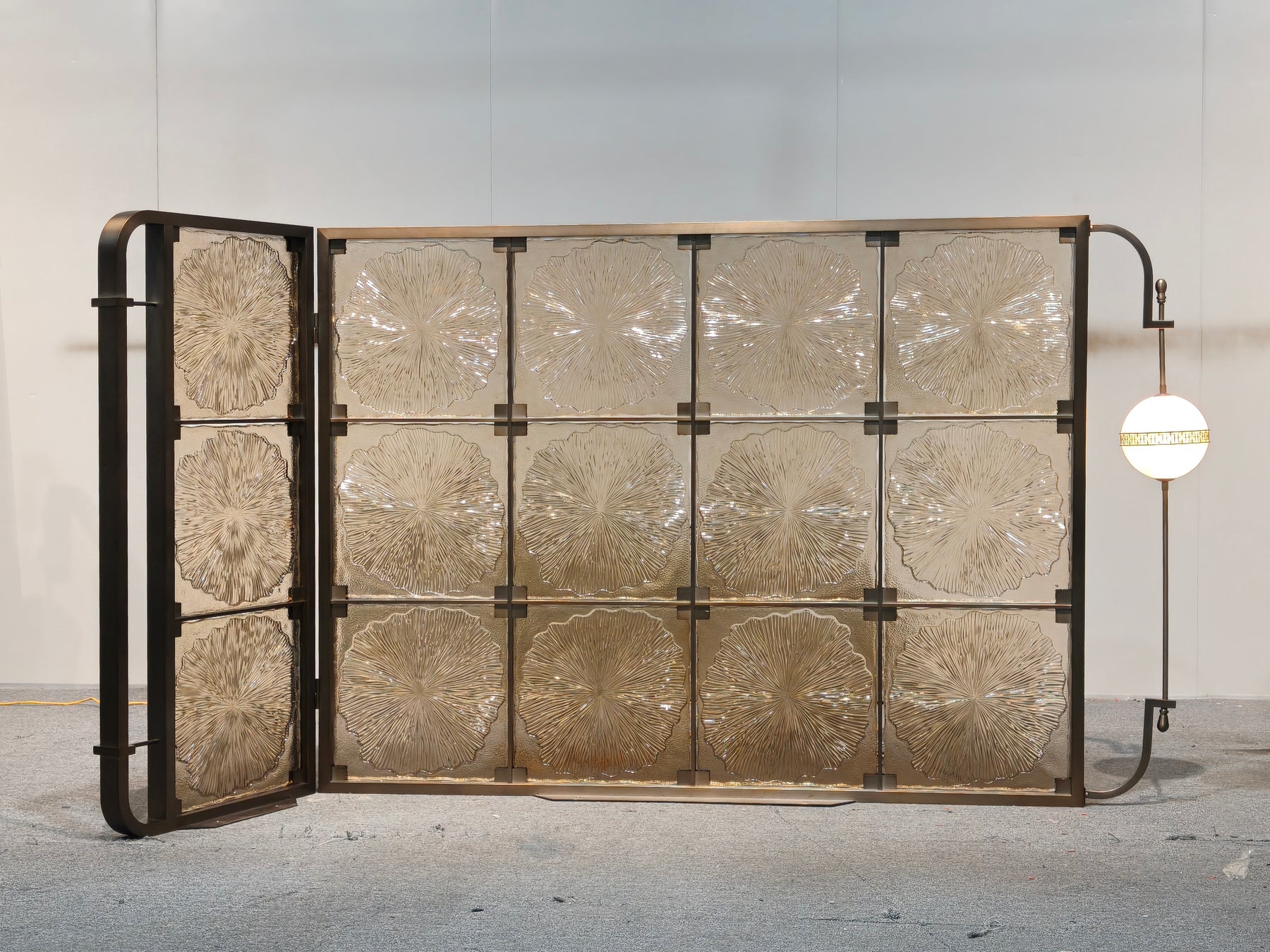 Modern Luxury-Lotus Glass Screen