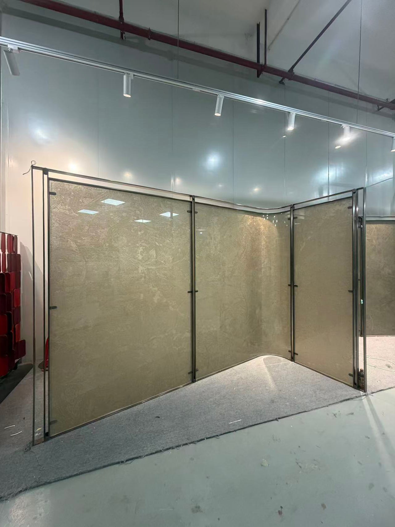 Modern Luxury-Glass Screen With Wire Mesh