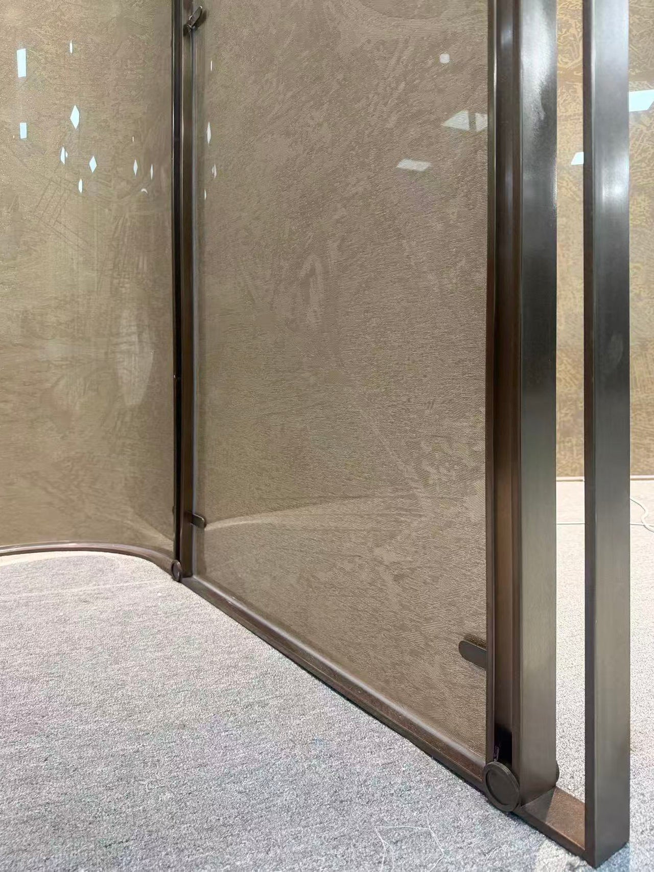 Modern Luxury-Glass Screen With Wire Mesh