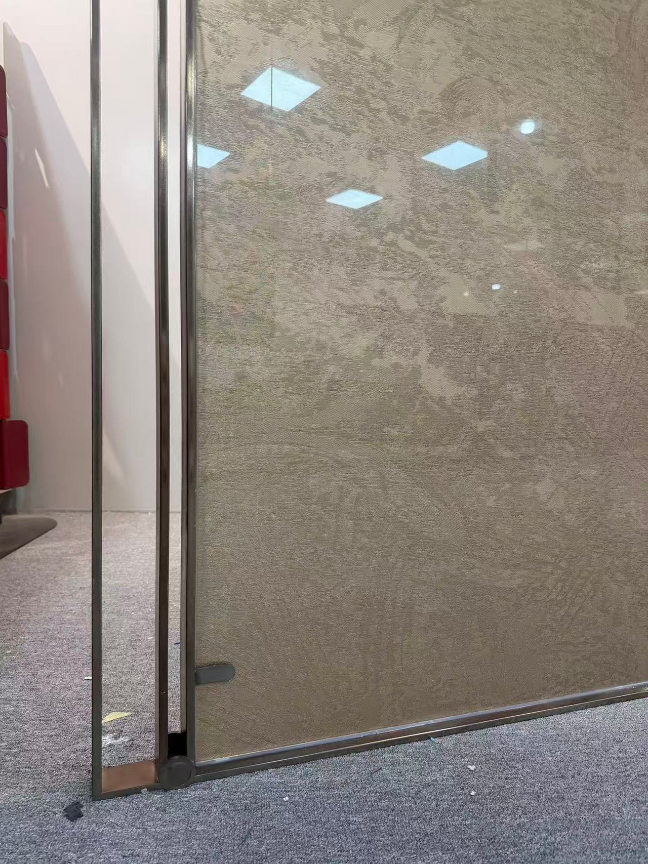 Modern Luxury-Glass Screen With Wire Mesh
