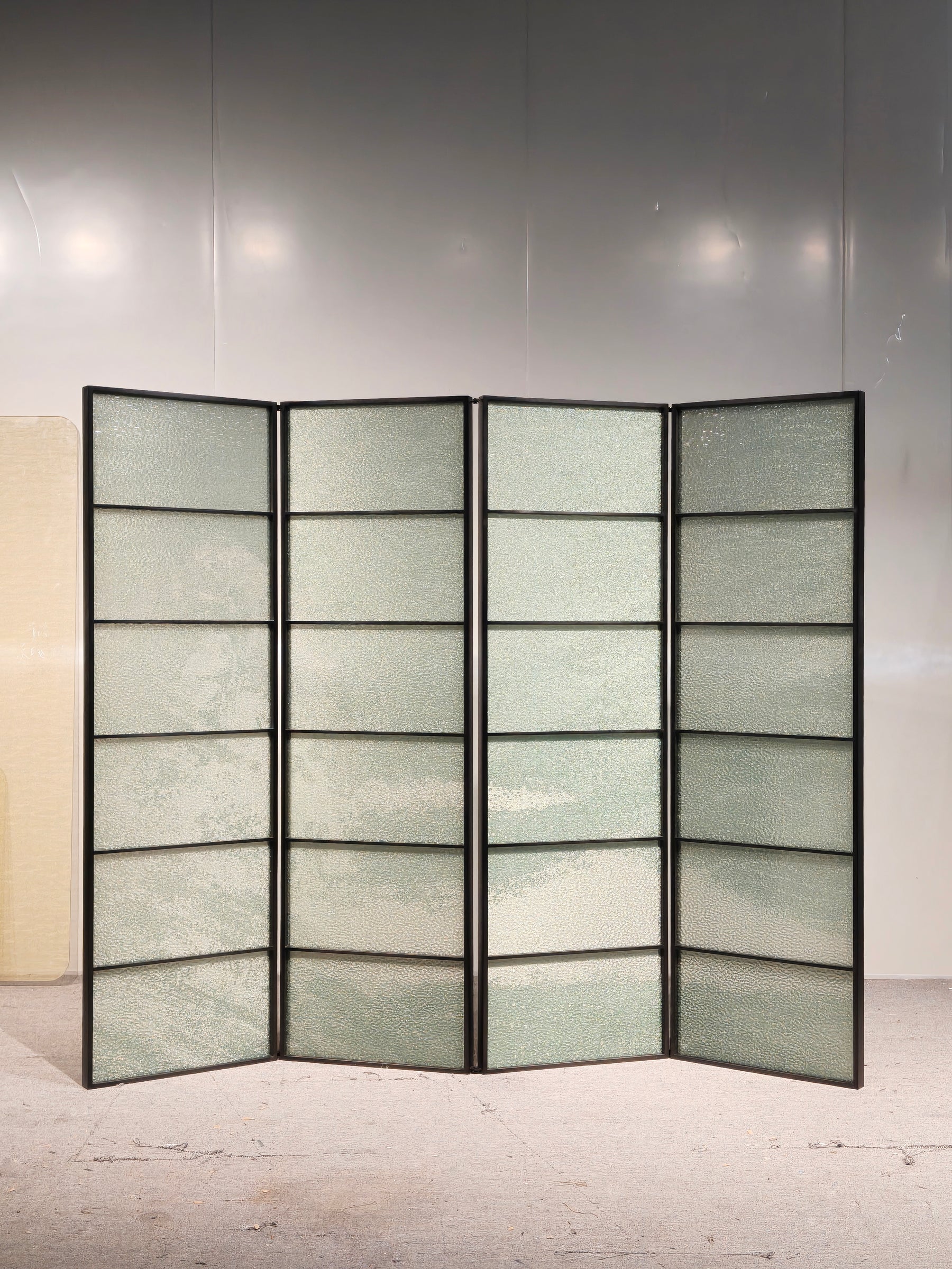 Modern Luxury-Glass Screen With Wire Mesh