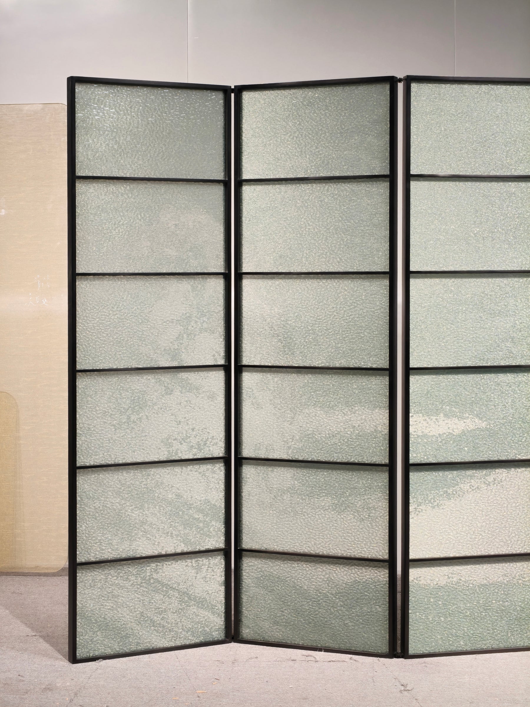 Modern Luxury-Glass Screen With Wire Mesh