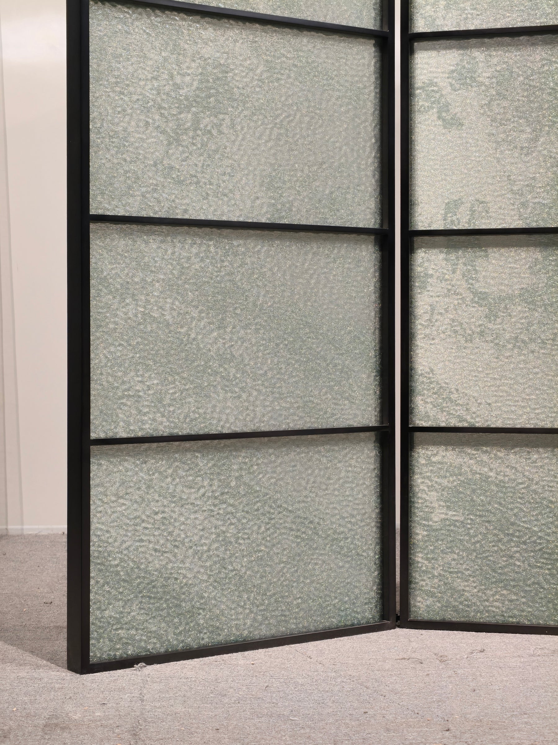 Modern Luxury-Glass Screen With Wire Mesh