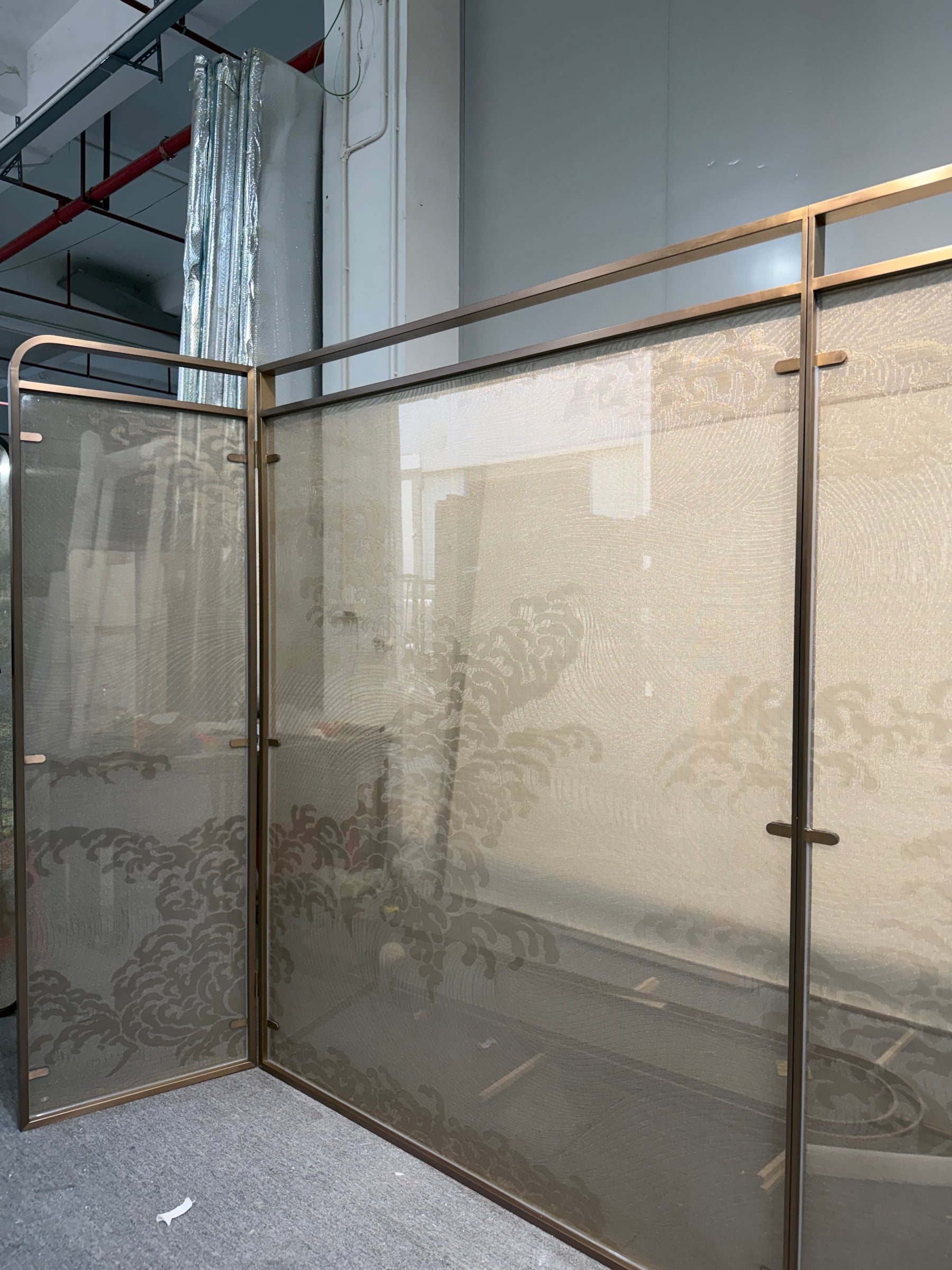 Modern Luxury-Glass screen with metal wire