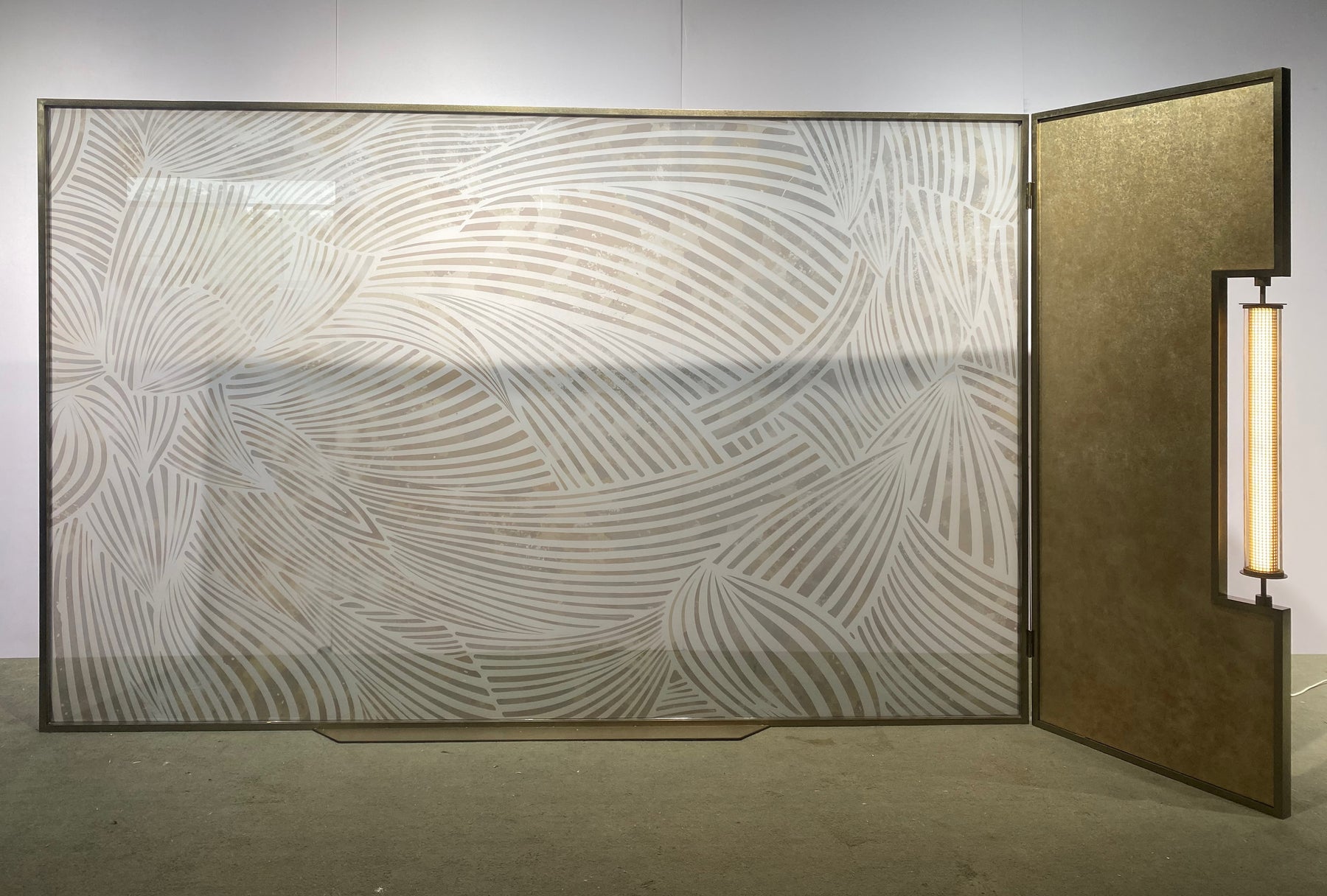 Modern Luxury-Glass screen with wire mesh