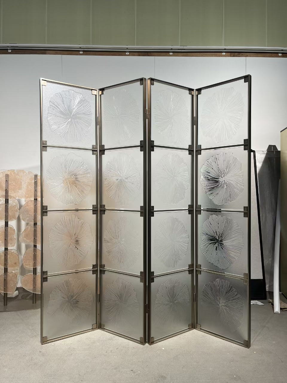 Modern Luxury-Lotus Glass Screen