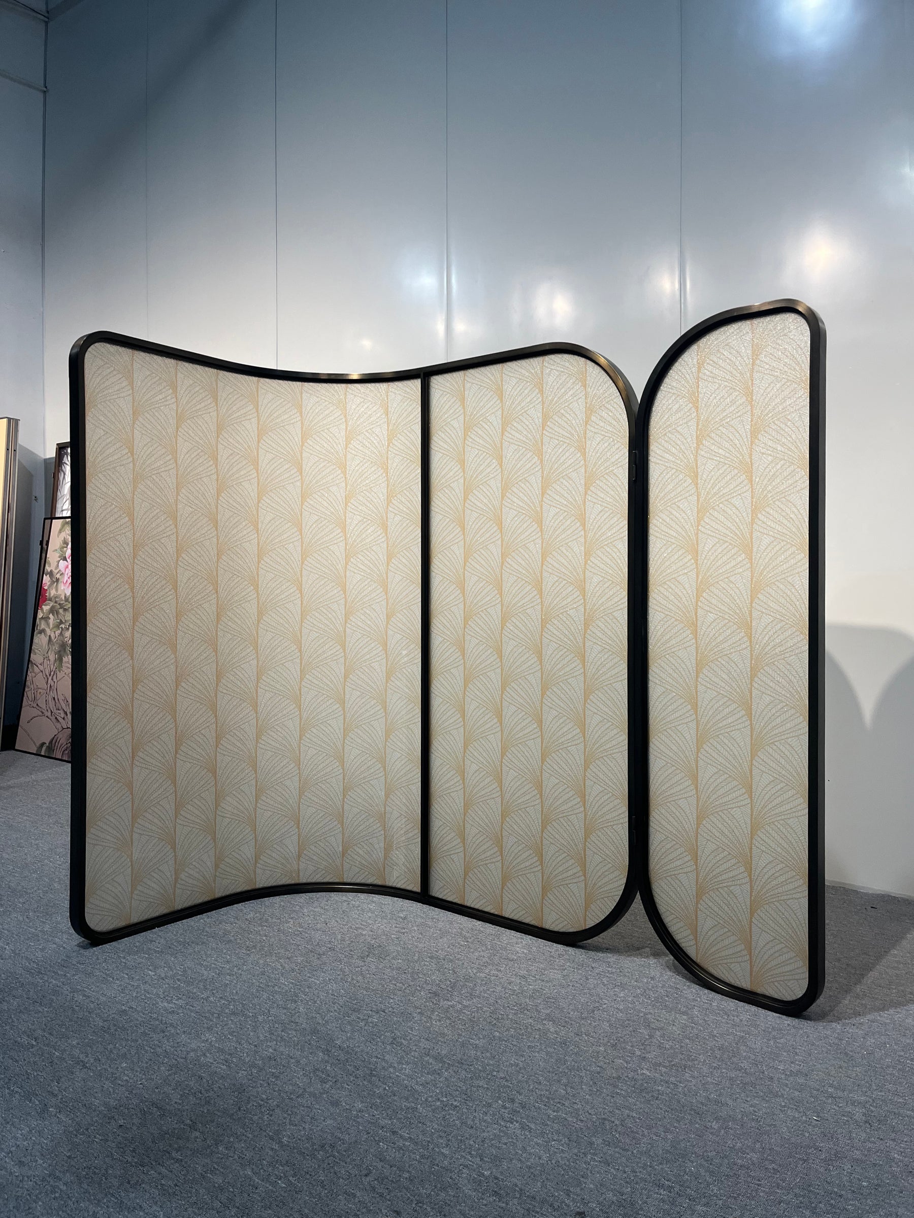 Modern Luxury-Artistic Glass Screen with Wire Inlays