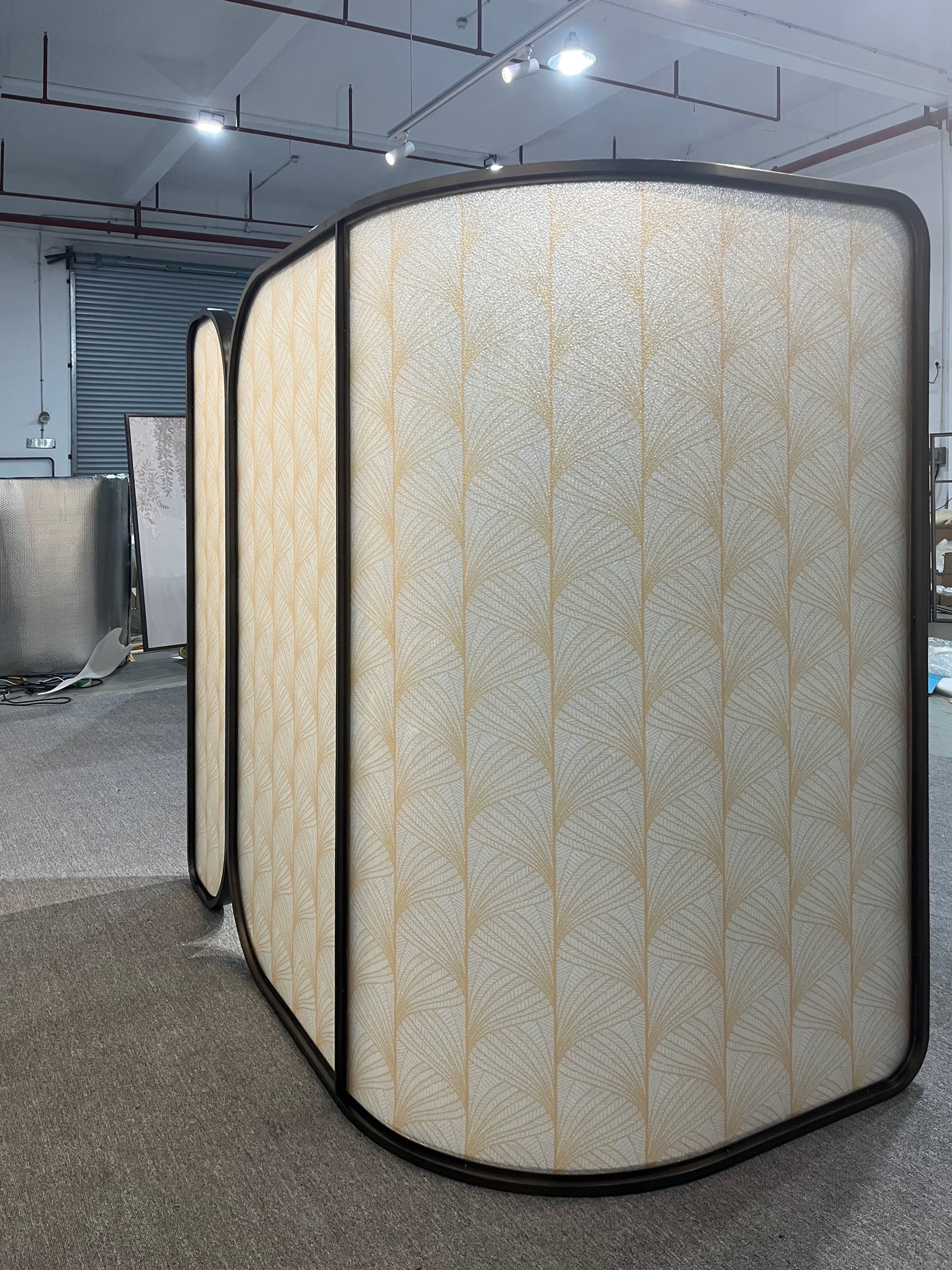 Modern Luxury-Artistic Glass Screen with Wire Inlays
